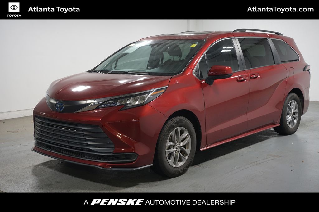 2022 Toyota Sienna LE 8-Passenger Hybrid FWD's photo