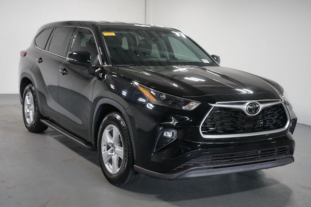 Used 2022 Toyota Highlander LE SUV