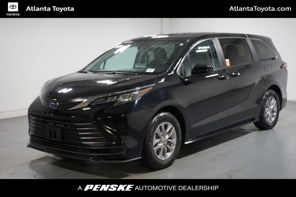 2024 Toyota Sienna LE's photo