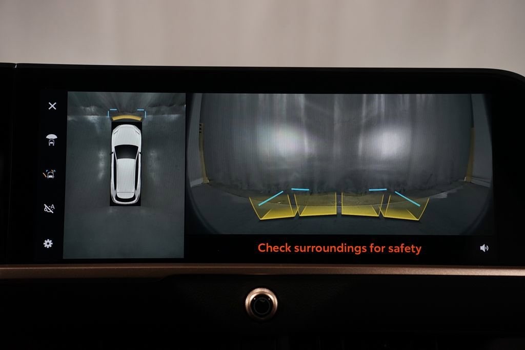 2025 Toyota Crown Signia Limited - Photo 21