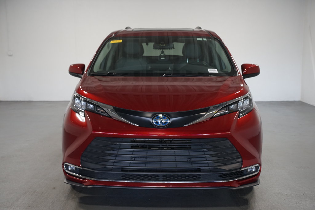 Used 2024 Toyota Sienna XLE Minivan/Van