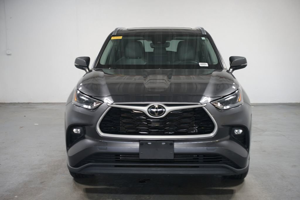 2021 Toyota Highlander XLE photo 2