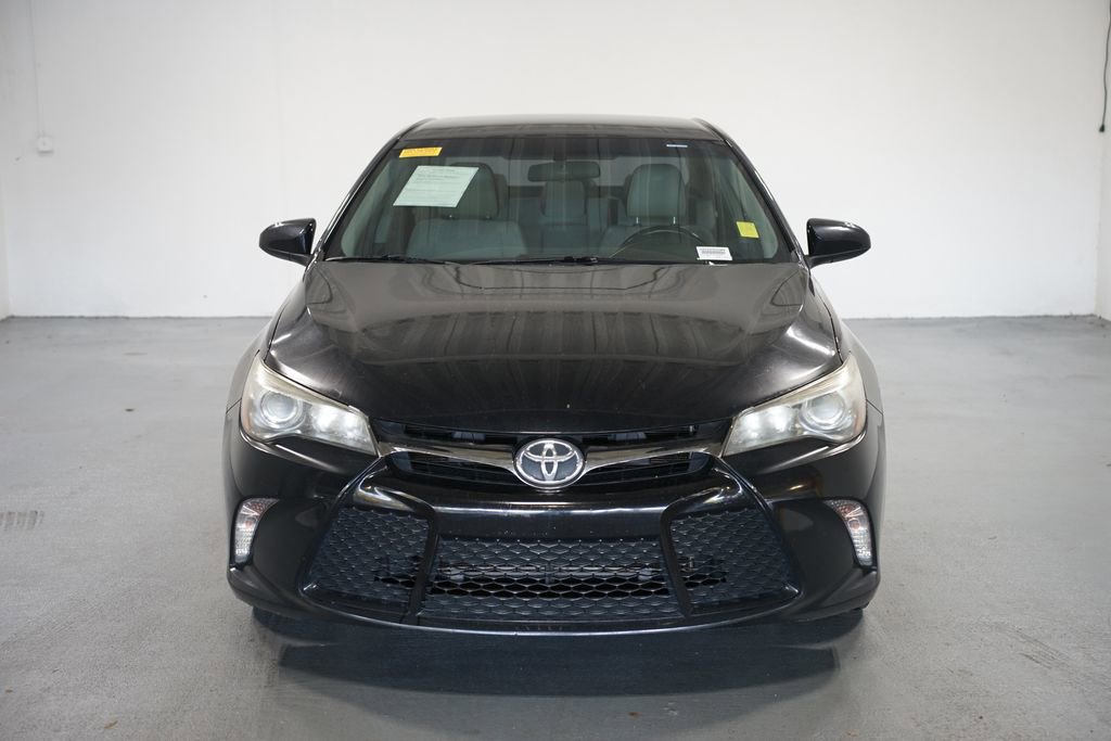 2015 Toyota Camry SE photo 2