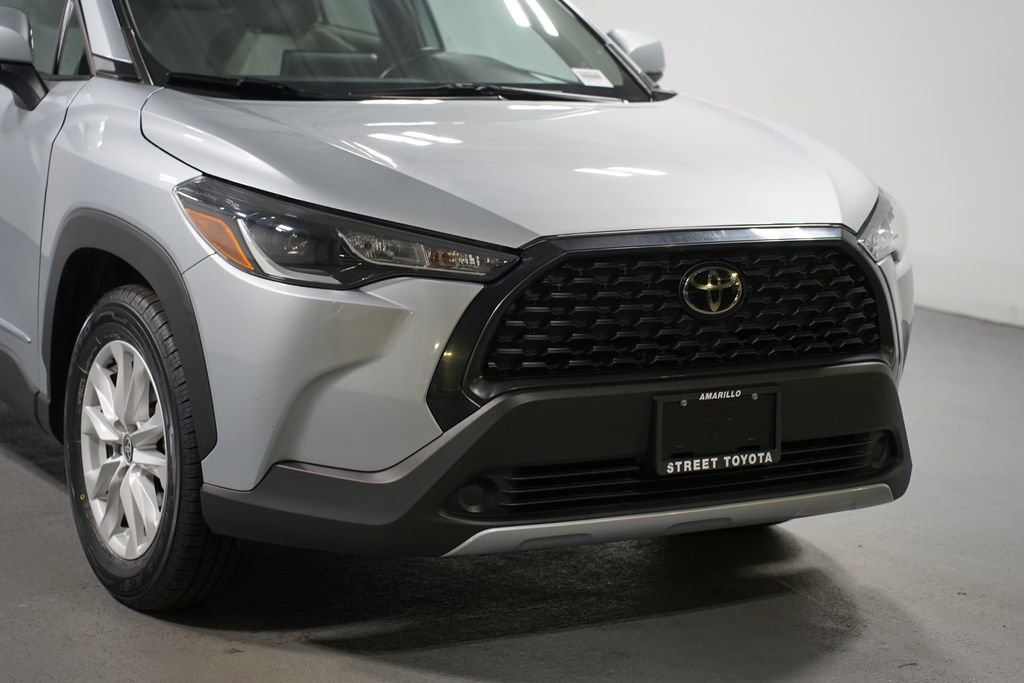 2022 Toyota Corolla Cross LE photo 3