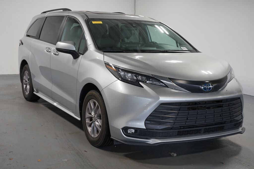 Used 2025 Toyota Sienna XLE Minivan/Van