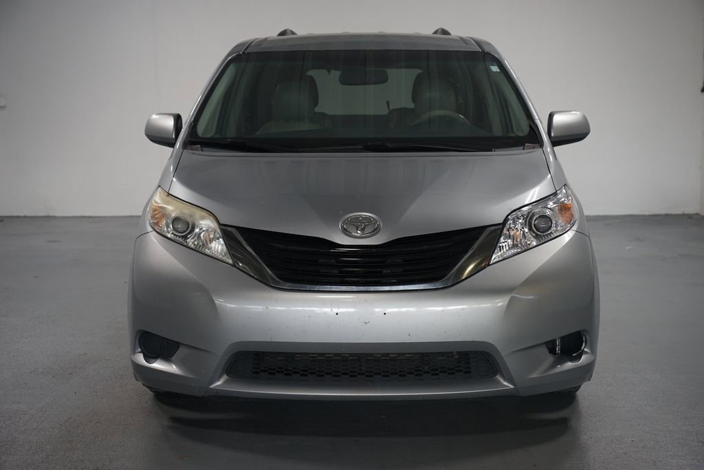 2013 Toyota Sienna LE photo 2