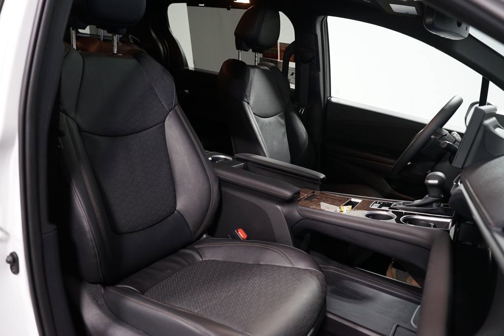 2025 Toyota Sienna Platinum - Photo 32