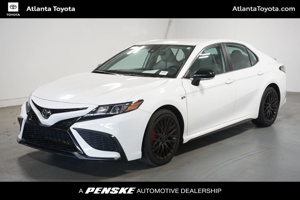 2022 Toyota Camry SE's photo