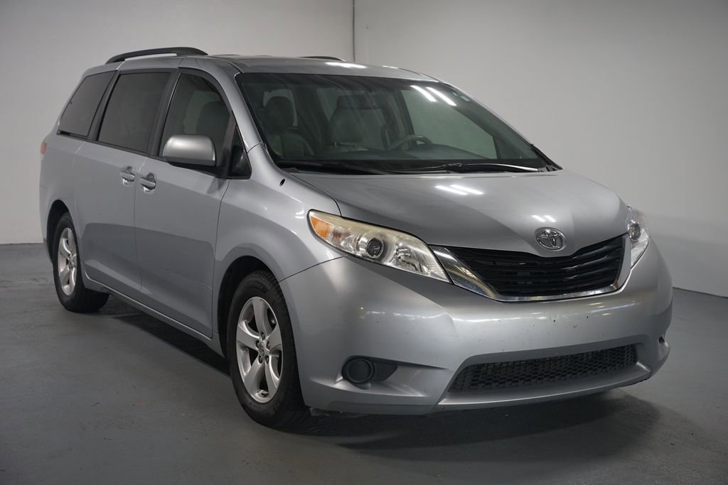 2013 Toyota Sienna LE photo 3