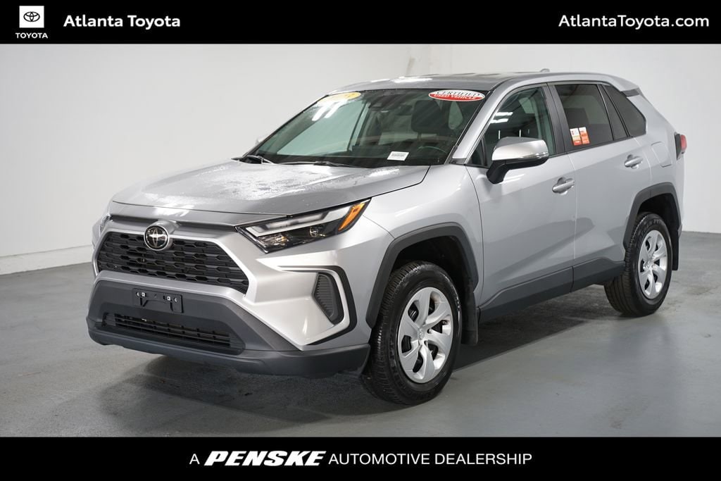 2023 Toyota RAV4 LE's photo