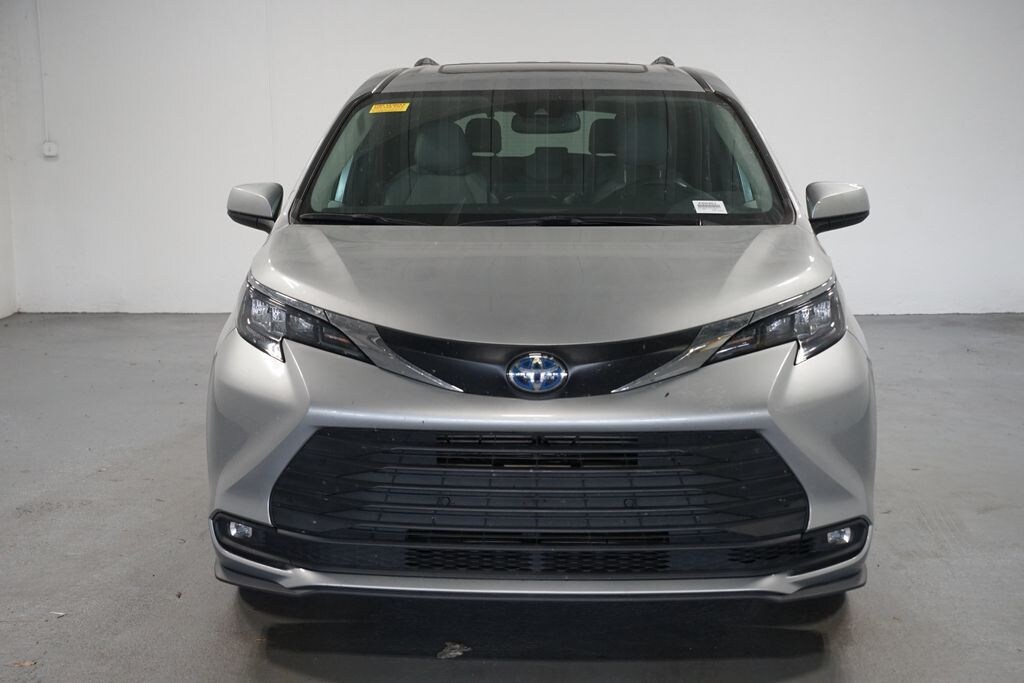 Used 2025 Toyota Sienna XLE Minivan/Van