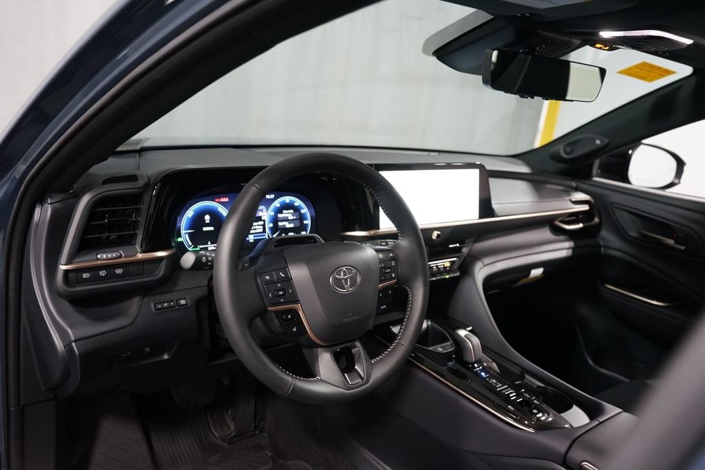 2025 Toyota Crown Signia Limited - Photo 11