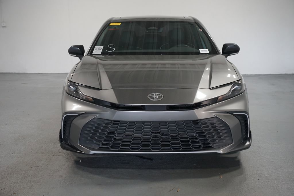 2025 Toyota Camry SE Hybrid photo 2