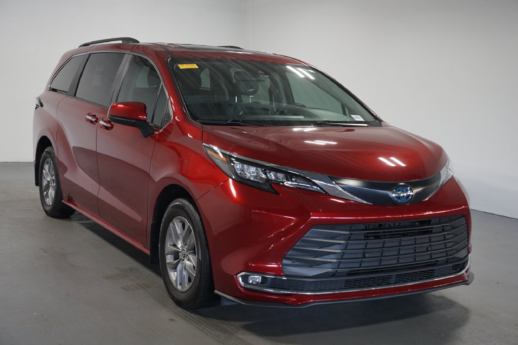 Used 2024 Toyota Sienna XLE Minivan/Van