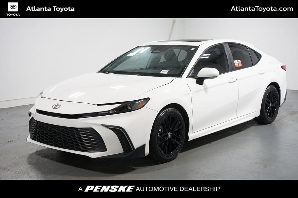 2025 Toyota Camry SE's photo