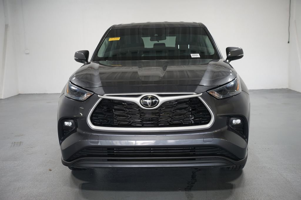 2023 Toyota Highlander LE photo 2