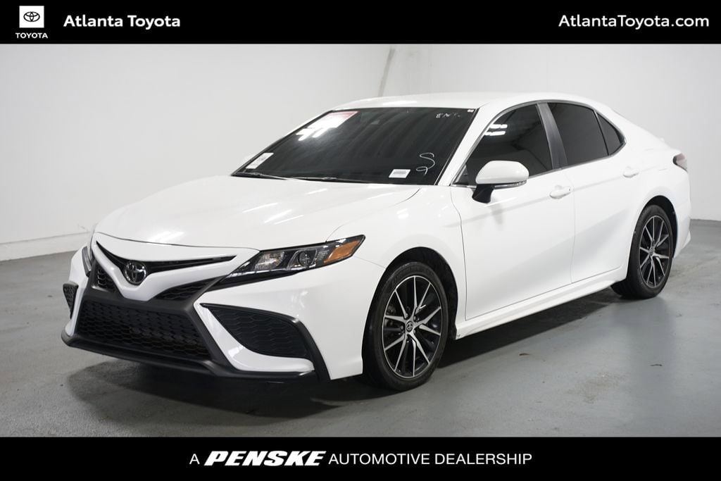 2024 Toyota Camry SE's photo