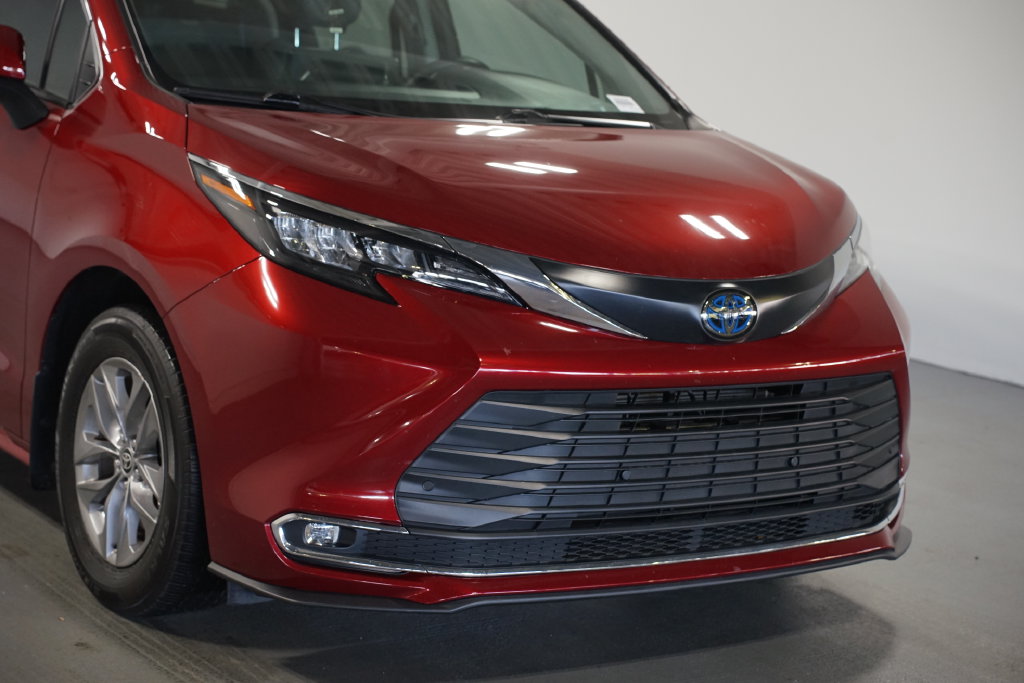 Used 2024 Toyota Sienna XLE Minivan/Van