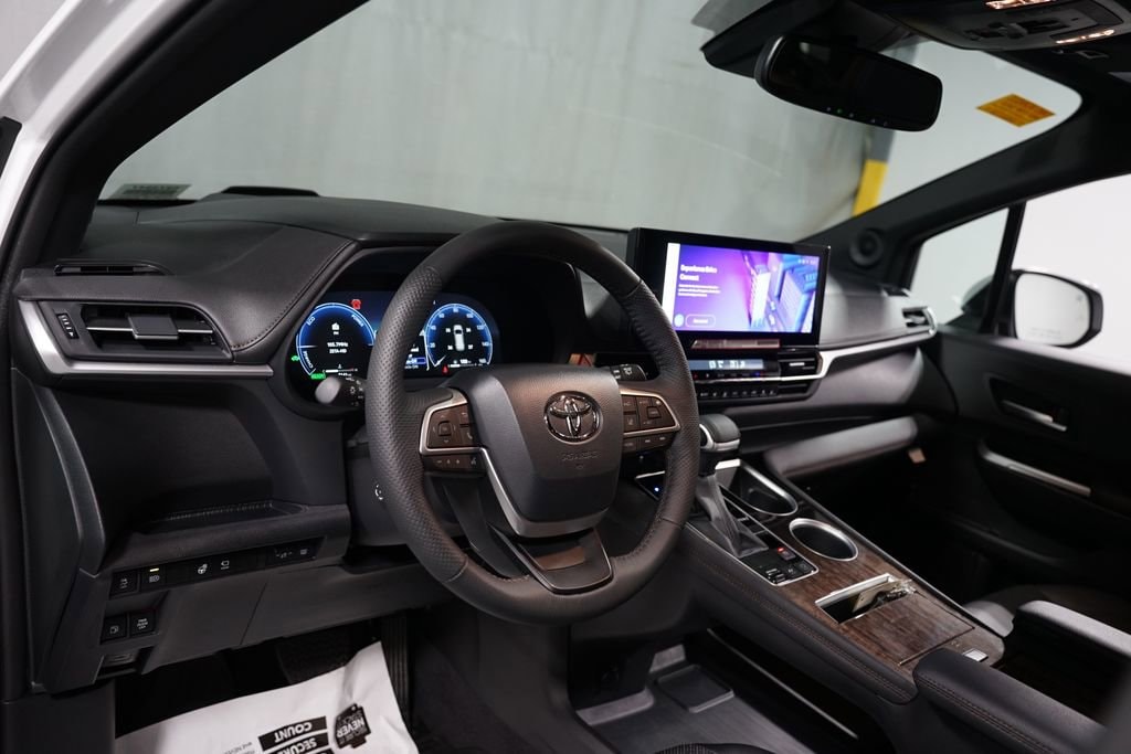 2025 Toyota Sienna Platinum - Photo 12