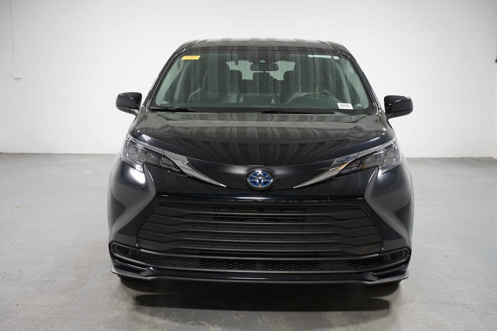 Used 2024 Toyota Sienna LE with VIN 5TDKRKECXRS184886 for sale in Duluth, GA