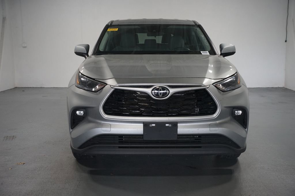 2023 Toyota Highlander LE photo 2