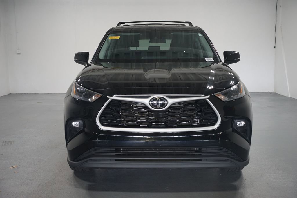 2023 Toyota Highlander LE photo 2