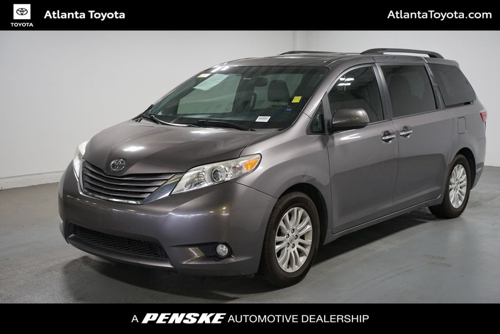 2017 Toyota Sienna XLE Premium V6 8-Passenger's photo