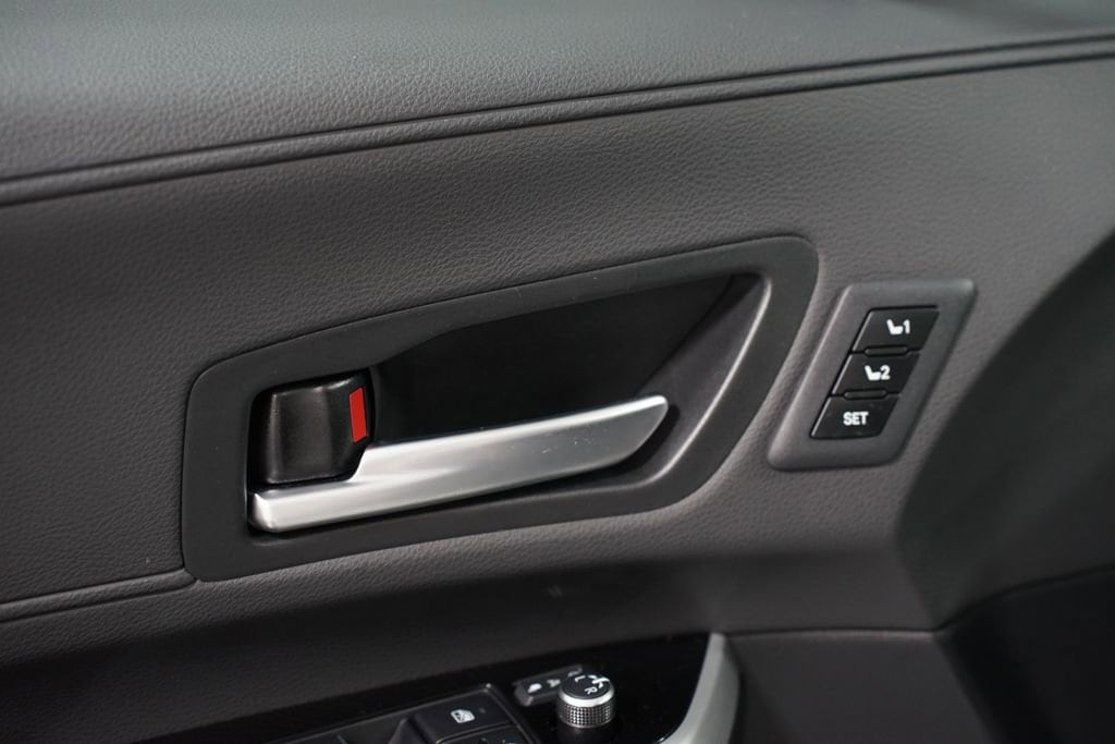 2025 Toyota Sienna Platinum - Photo 36