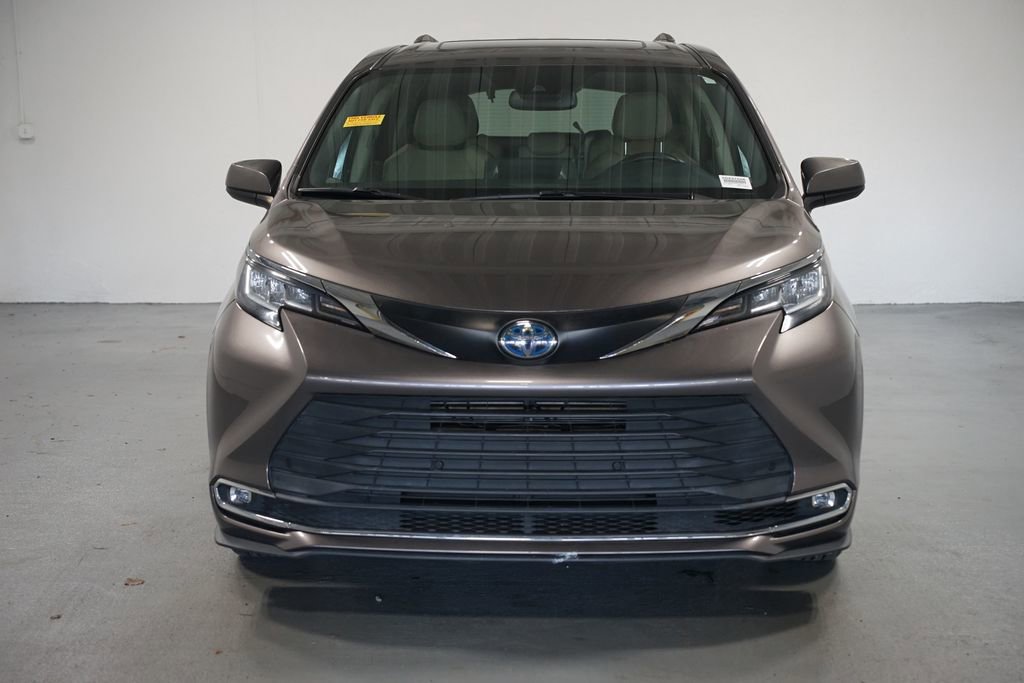 2022 Toyota Sienna XLE photo 2