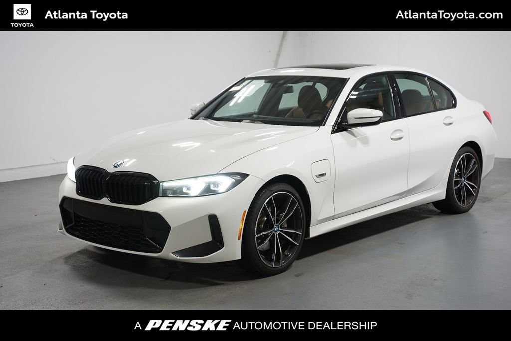 2023 BMW 3 Series 330e's photo