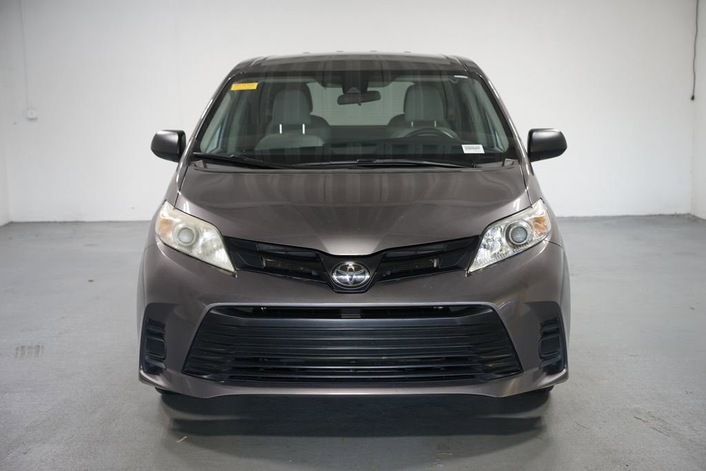 2020 Toyota Sienna L photo 2