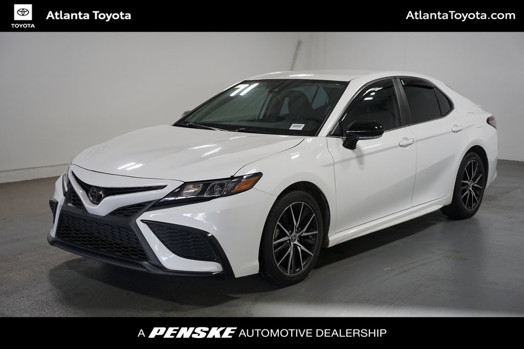 2022 Toyota Camry SE's photo