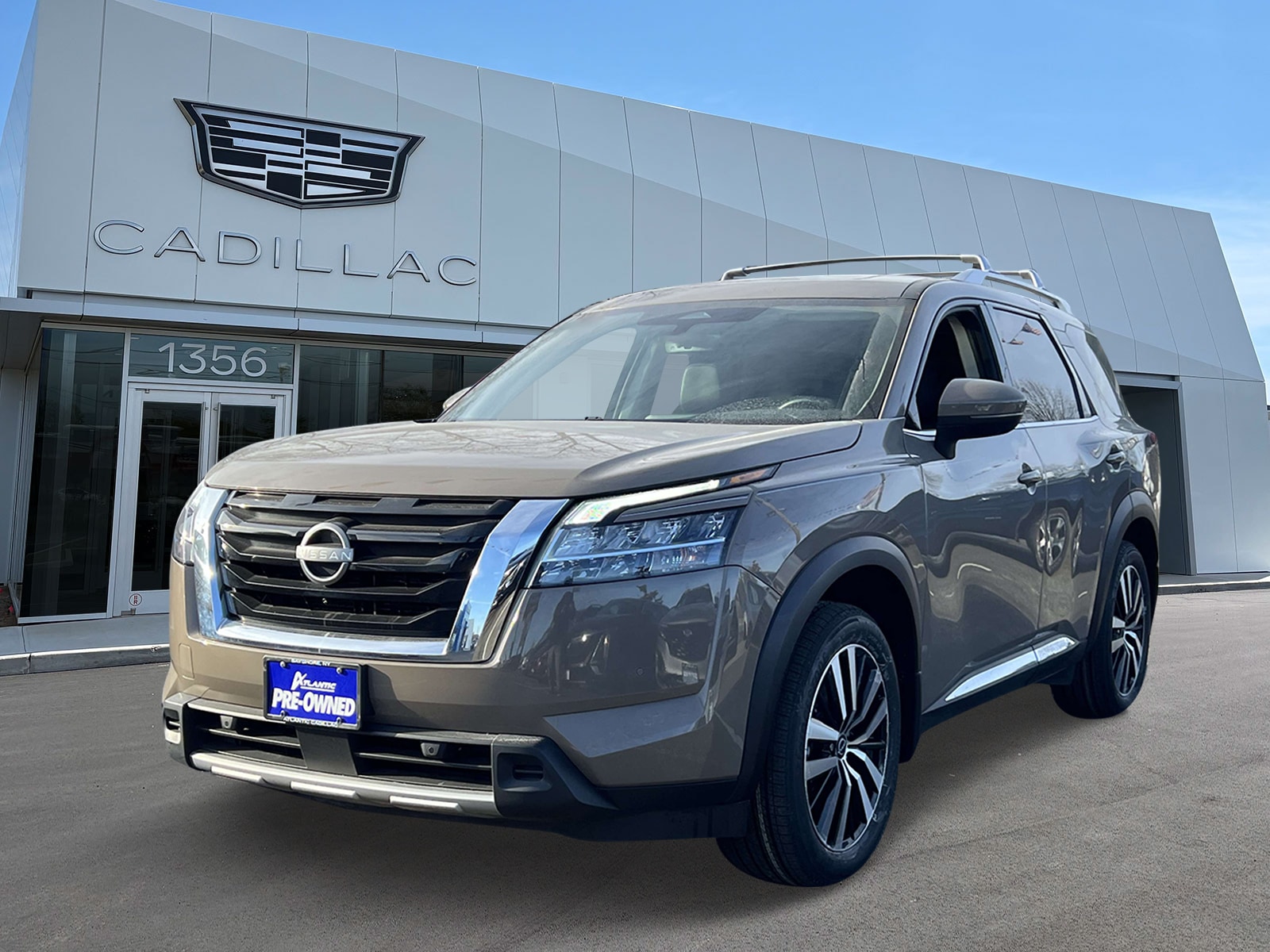 2023 Nissan Pathfinder Platinum's photo