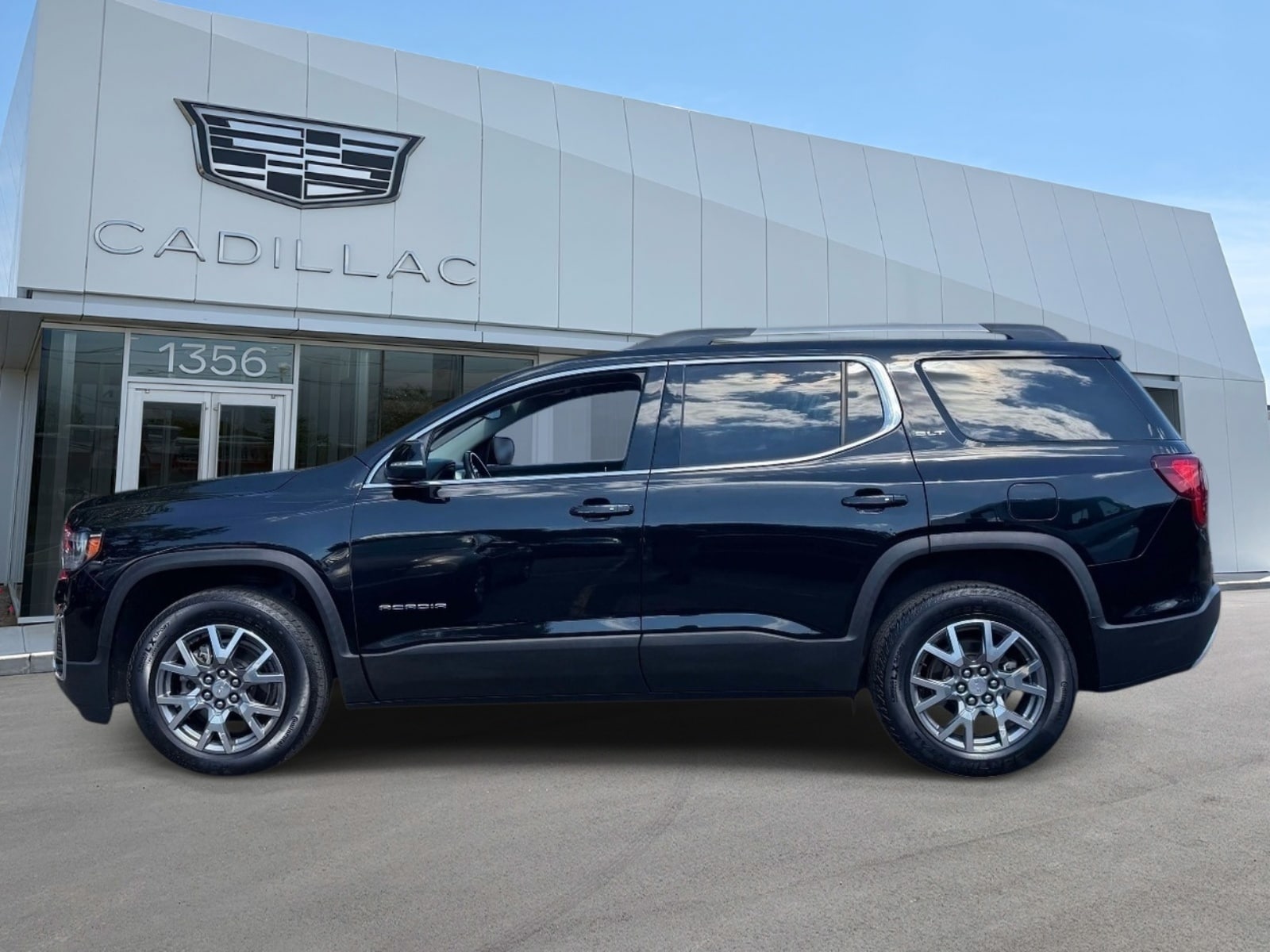 Used 2021 GMC Acadia SLT with VIN 1GKKNULS1MZ126064 for sale in Bay Shore, NY