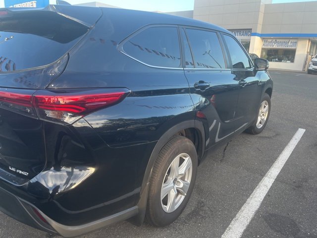 2023 Toyota Highlander LE photo 4