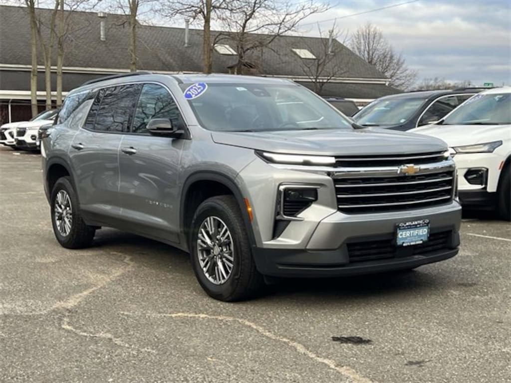 Used 2025 Chevrolet Traverse LT SUV