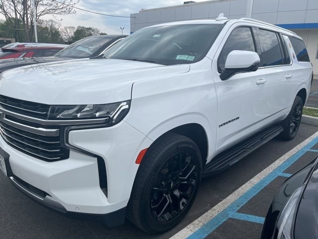 2023 Chevrolet Suburban 4WD 1500 LT's photo
