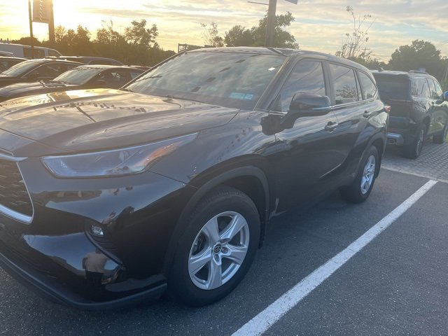2023 Toyota Highlander LE photo 2