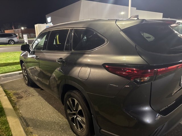 2021 Toyota Highlander XLE photo 3