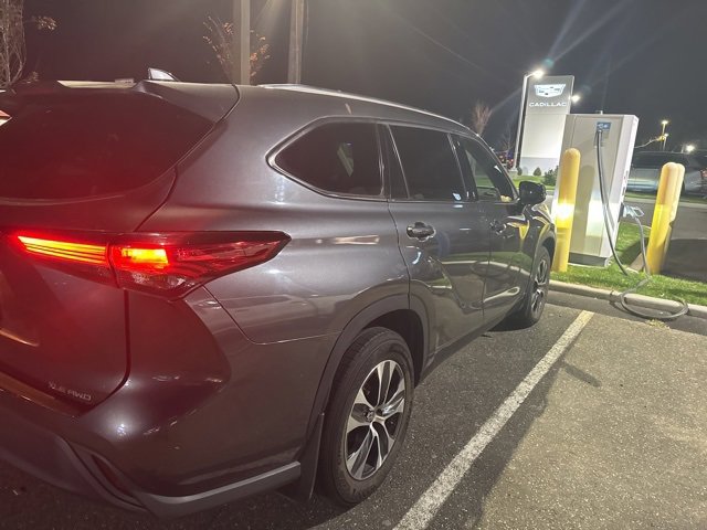 2021 Toyota Highlander XLE photo 2