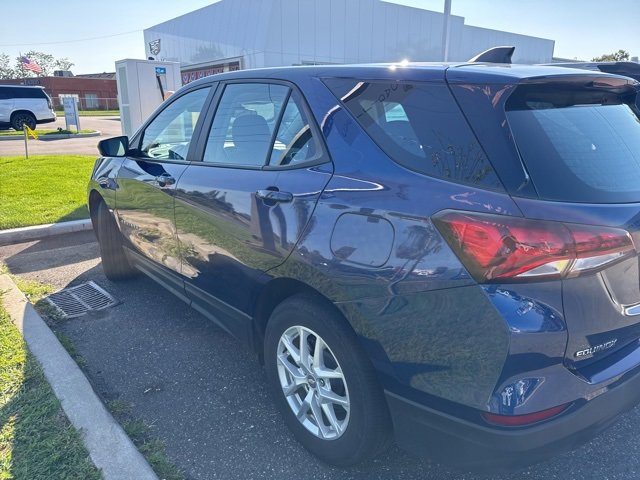 2022 Chevrolet Equinox LS photo 2