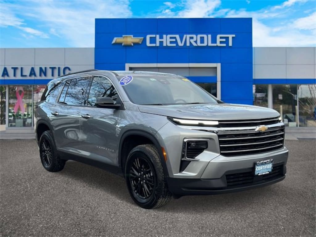 Used 2025 Chevrolet Traverse LT SUV