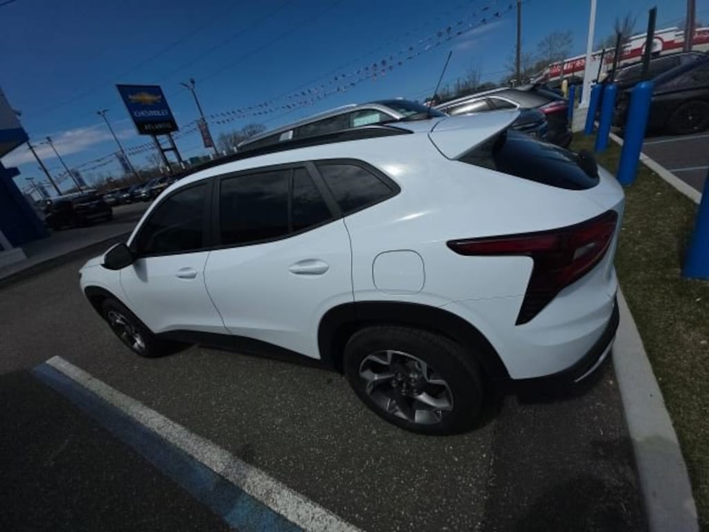 Used 2024 Chevrolet Trax LT SUV