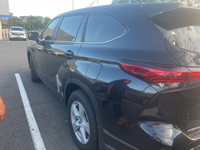 2023 Toyota Highlander LE photo 3