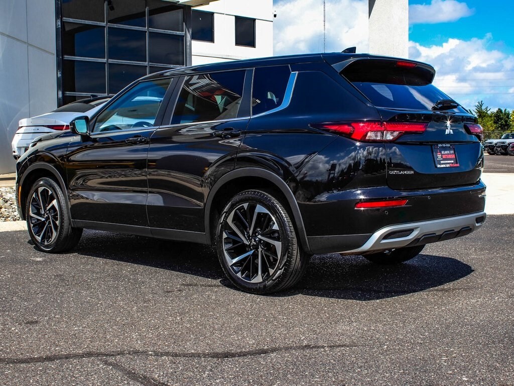 2023 Mitsubishi Outlander SE photo 4