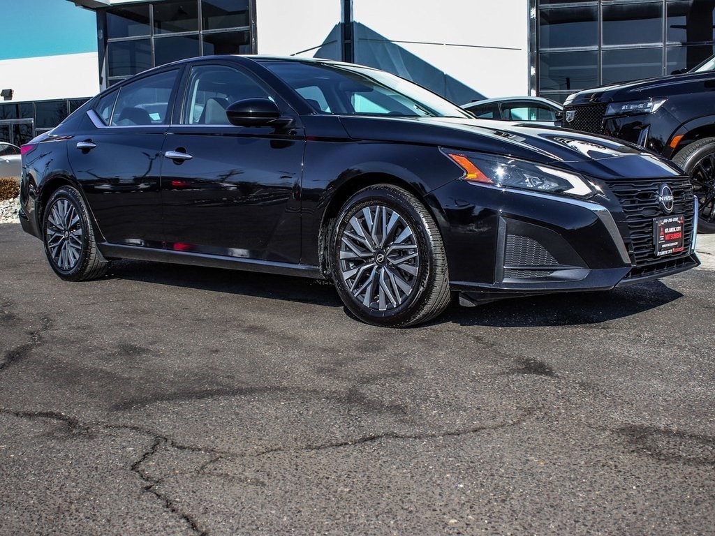 Used 2023 Nissan Altima 2.5 SV Sedan