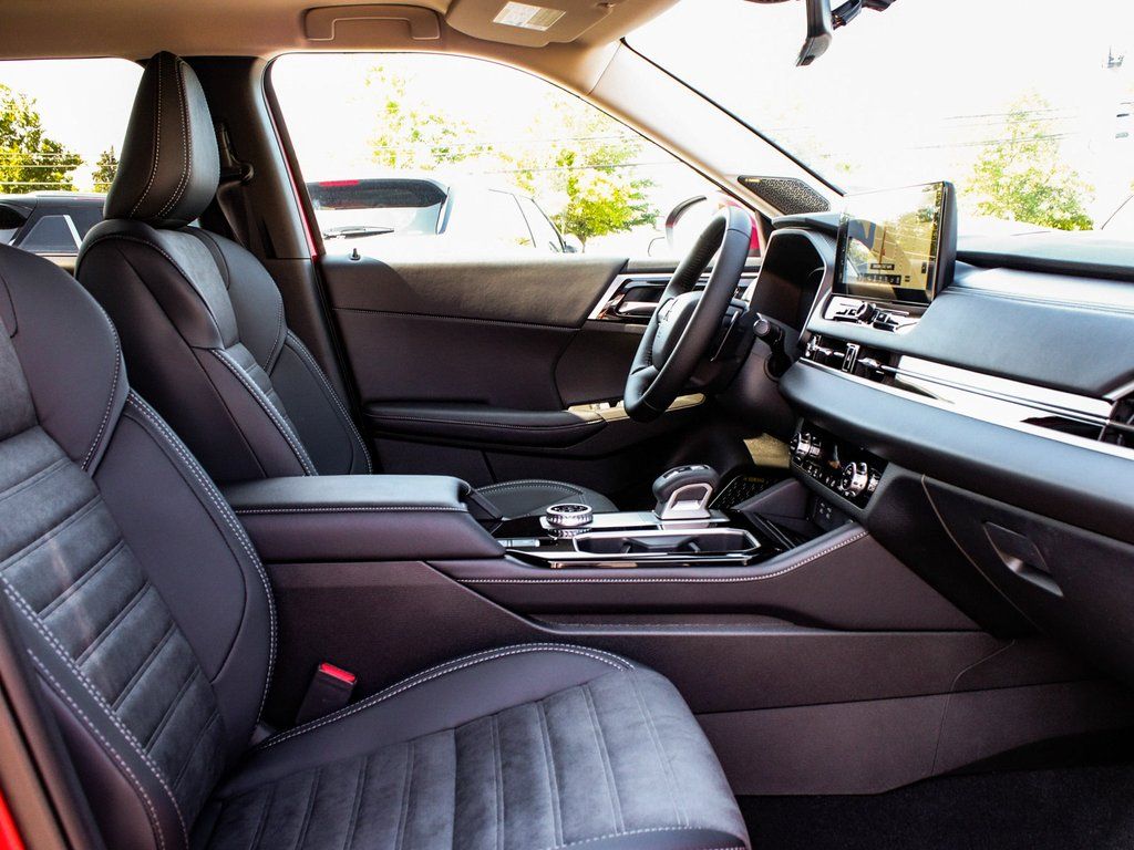 2025 Mitsubishi Outlander SE - Photo 42