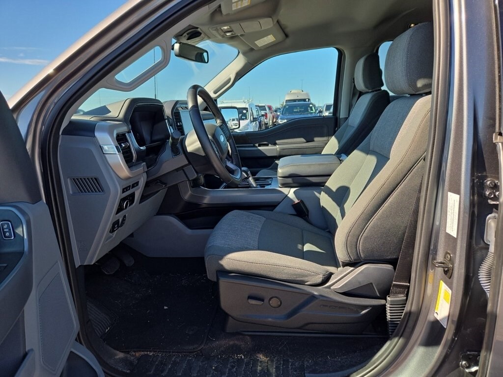 2023 Ford F-150 Lightning XLT photo 4