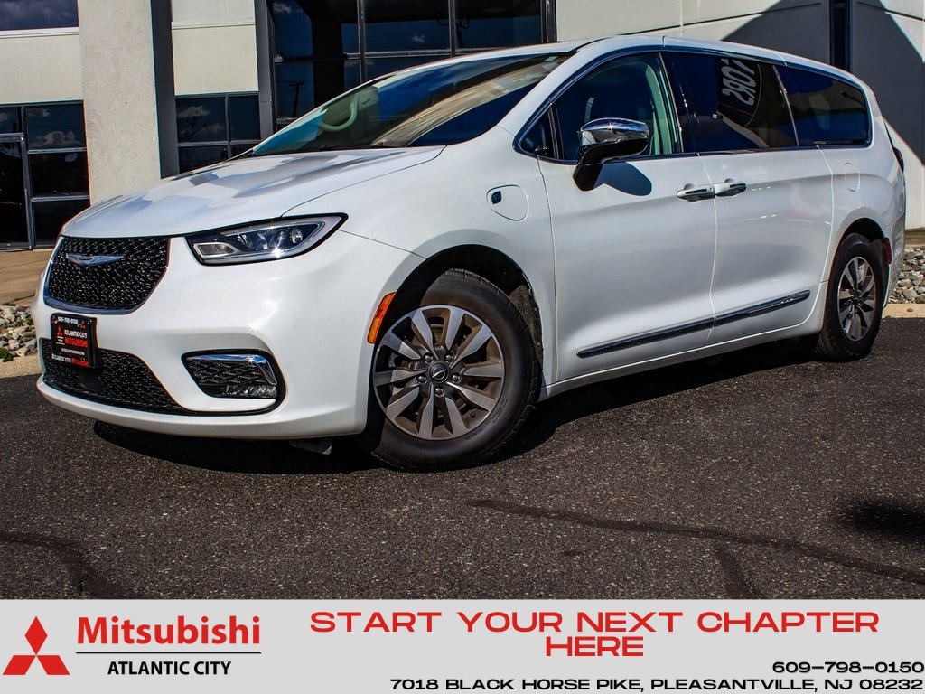 2023 Chrysler Pacifica Hybrid Limited's photo