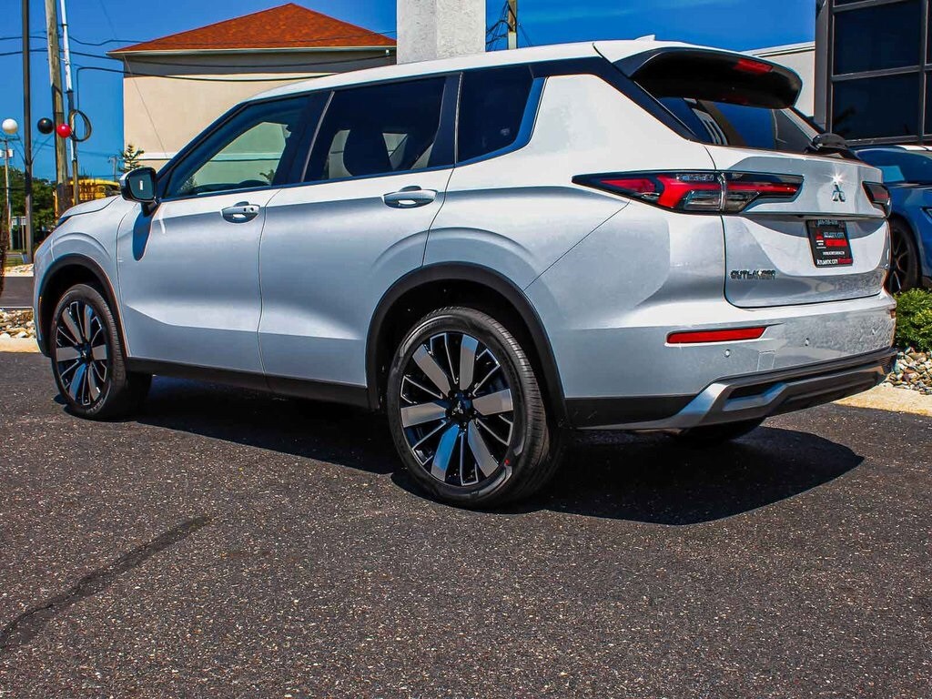 2025 Mitsubishi Outlander SE photo 4